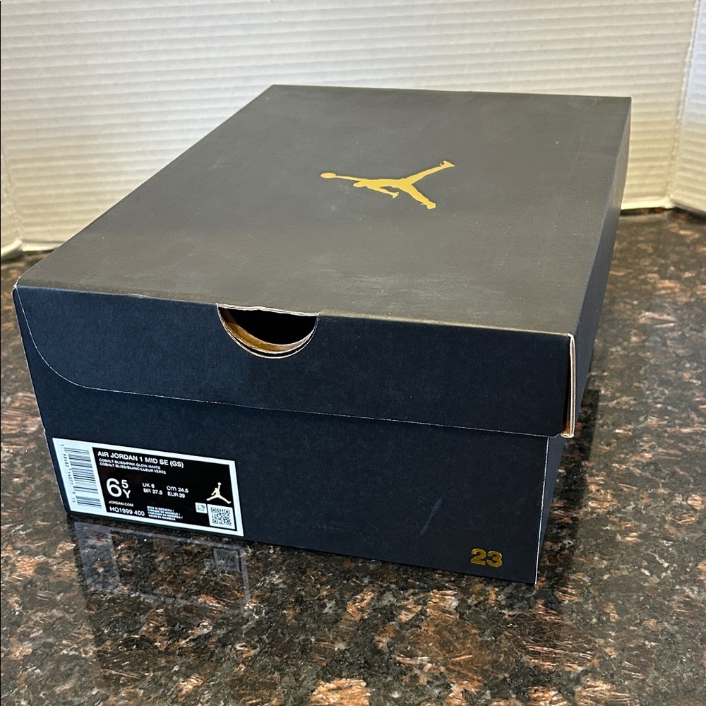 Nike Black Shoe Box with Gold Jumpman Logo Size 6.5Y (Air Jordan 1Mid SE)